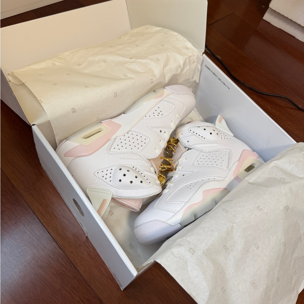 Jordan 6 Retro
Gold Hoops (Women's)